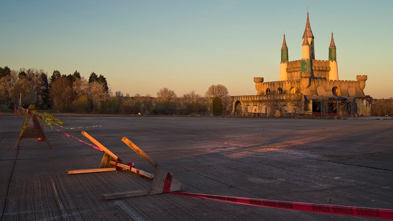 Illustration for article titled The Crumbling Chaos of Abandoned Amusement Parks
